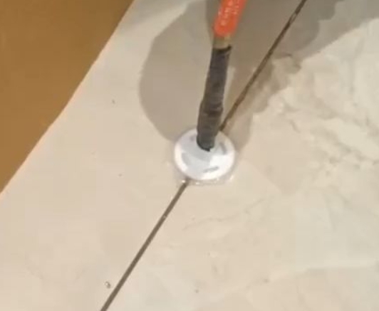 平凉瓷砖空鼓维修公司专业解答瓷砖在铺贴过程中，如果没有涂抹均匀到位的粘结材料（如水泥砂浆或瓷砖胶），可能会导致以下问题